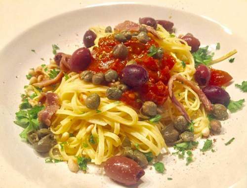 Spaghetti alla puttanesca (Spaghetti nach Hurenart)